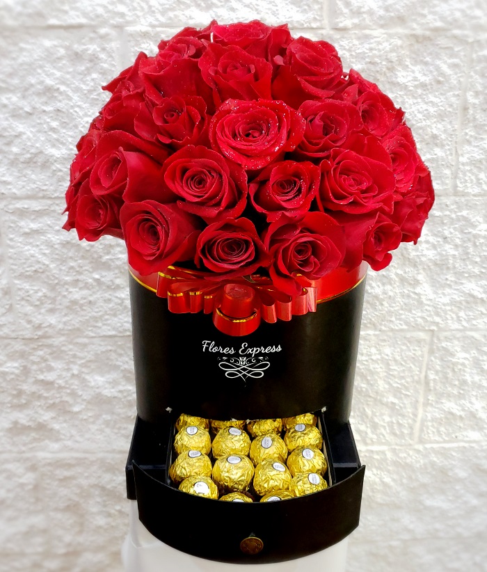 Foto de Caja 50 rosas CON FERRERO ROCHER